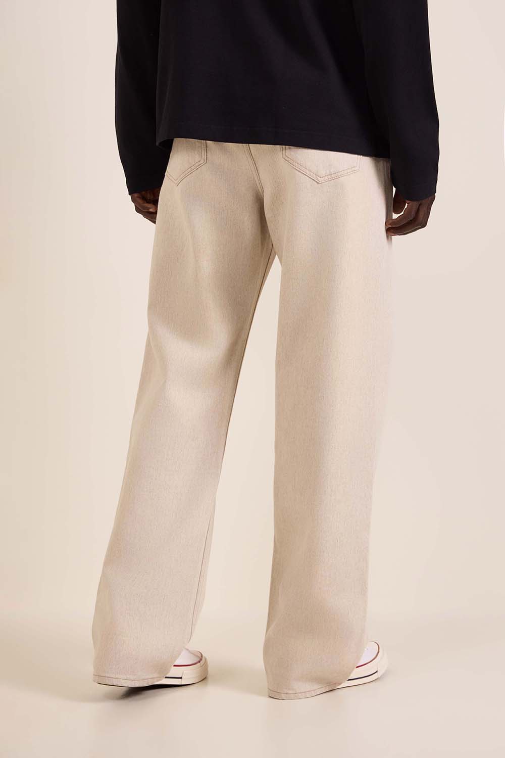 תמונת תקריב דוגמן של מכנסי ג'ינס לה דה נים דרואט בגזרה ישרה