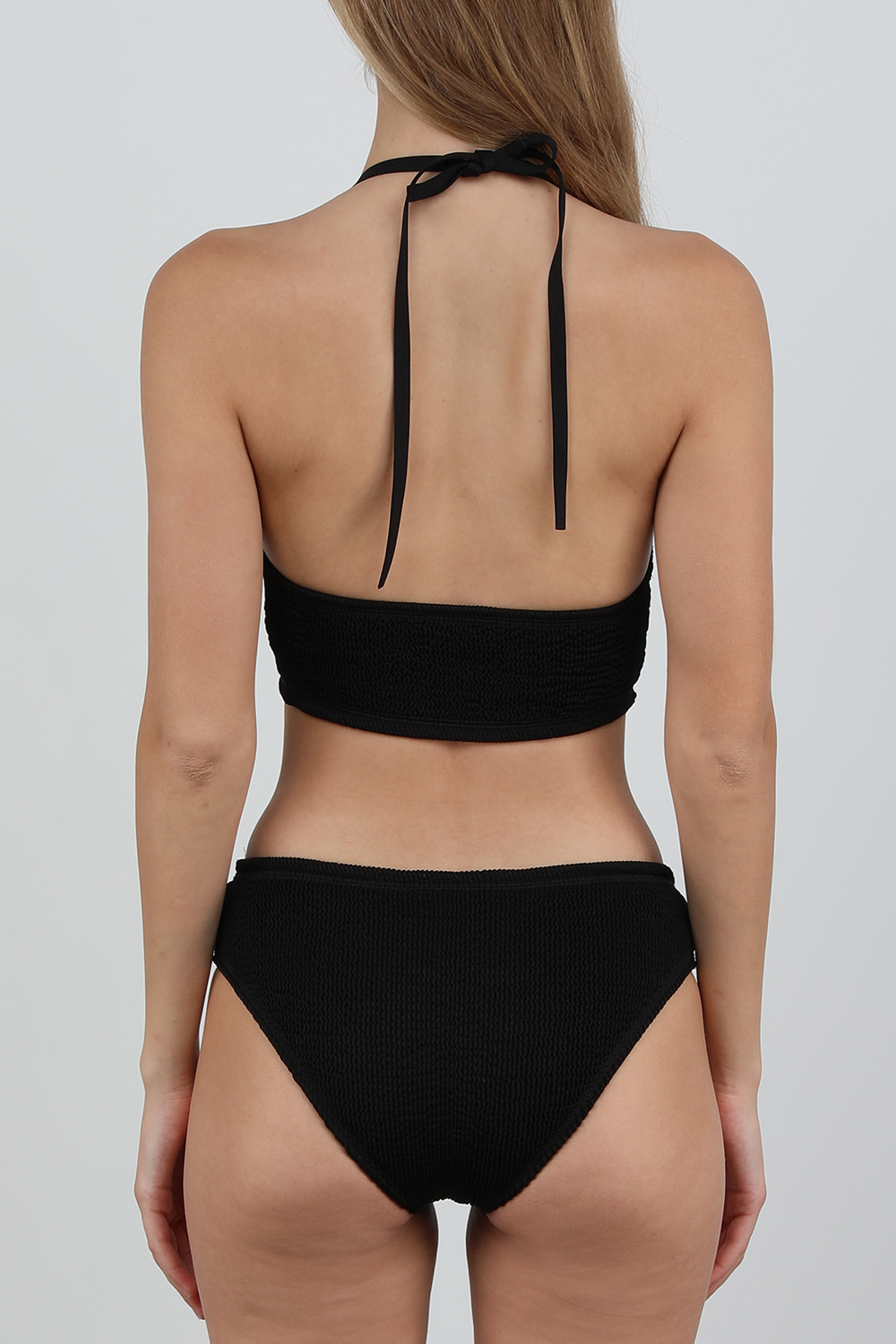 תמונת דוגמן אחורית של סט ביקיני שחור עם כיווצים