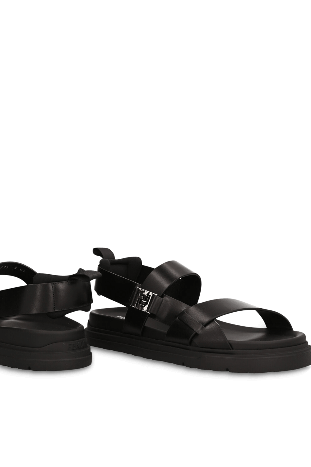 תמונת תקריב של סנדלים