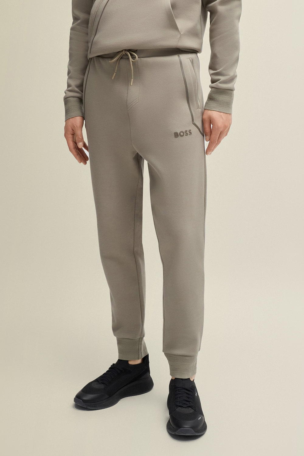 תמונת דוגמן קידמית של מכנסי ג'וג ארוכים