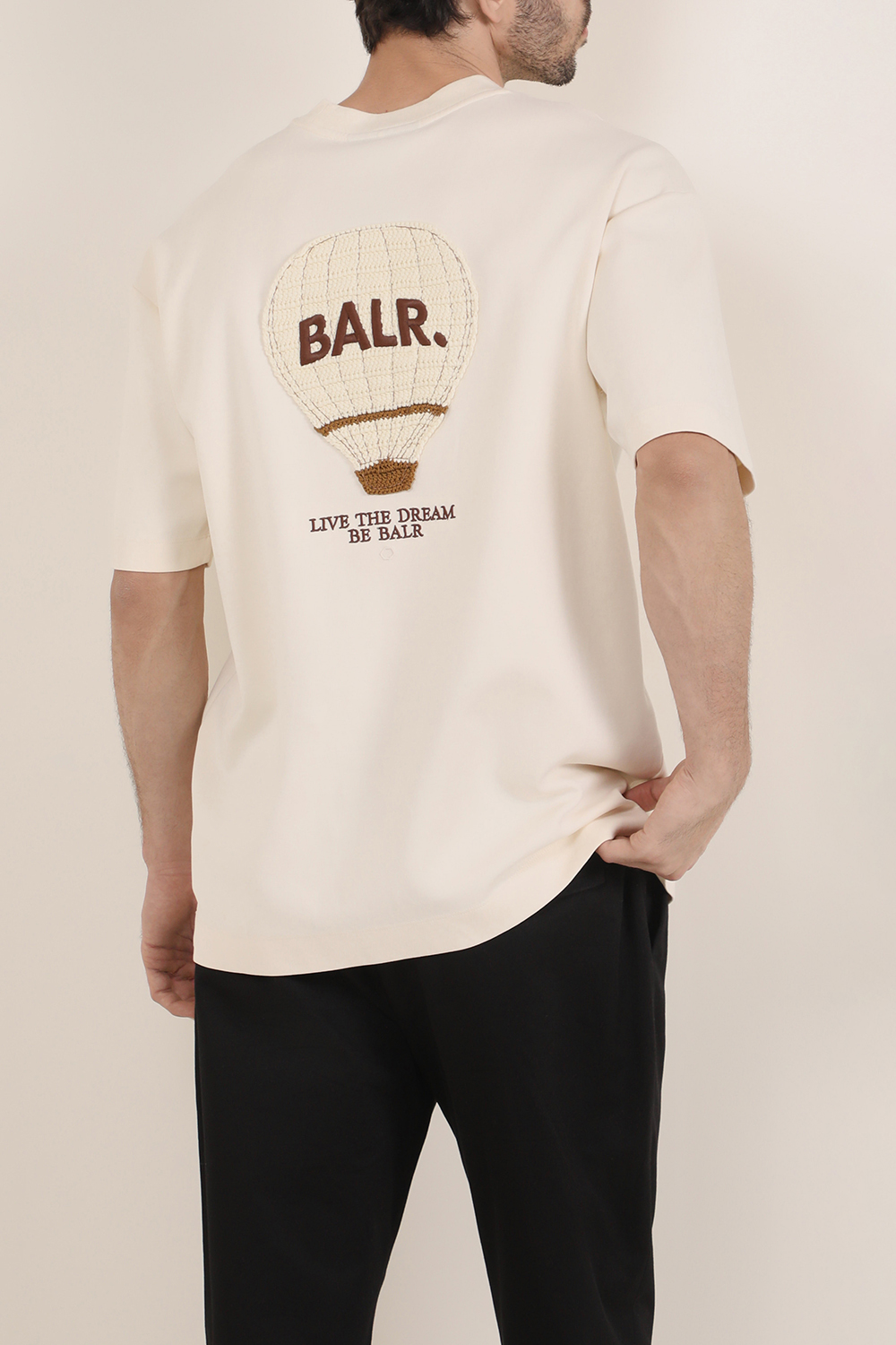 תמונת דוגמן אחורית של חולצת טי אוברסייז