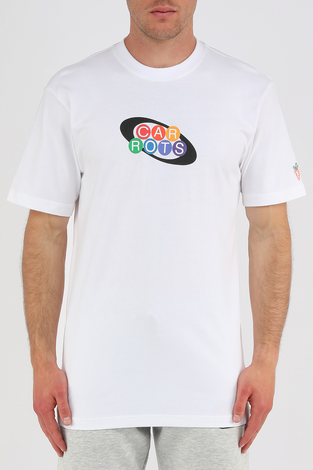 תמונת דוגמן קידמית של חולצה לבנה עם לוגו גראפי