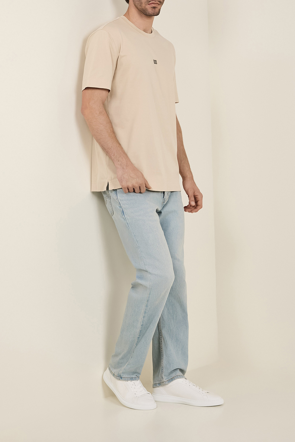 תמונת דוגמן קידמית של נעלי סניקרס