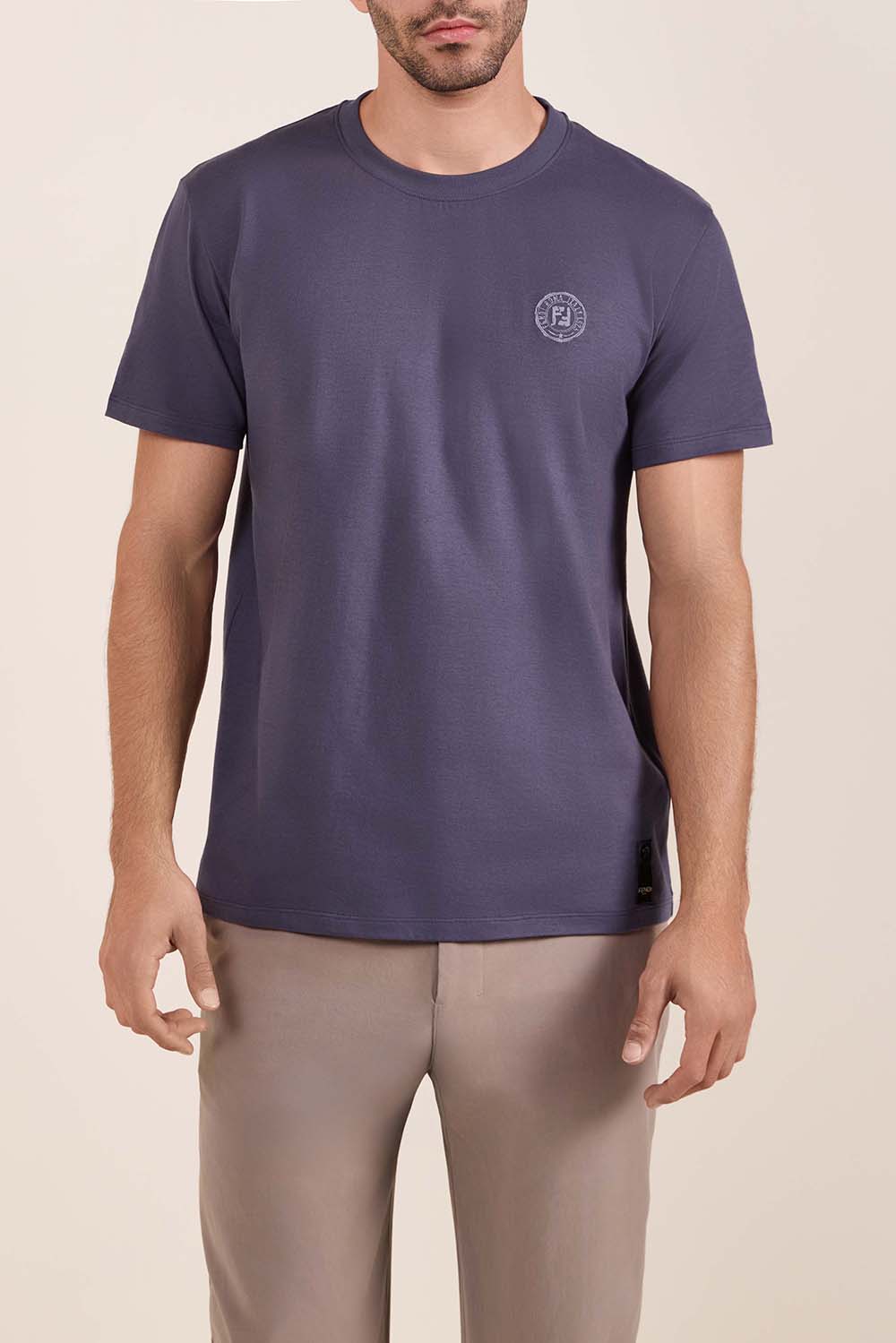 תמונת דוגמן קידמית של חולצת טי סלים פיט