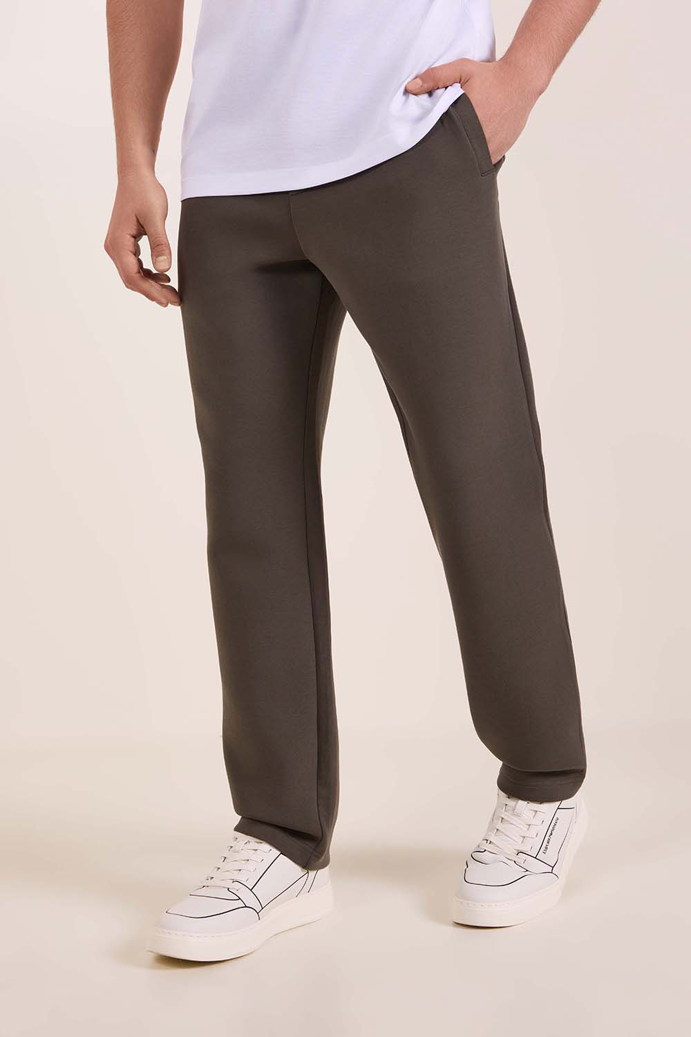 תמונת דוגמן קידמית של מכנסי ג&rsquo;וגר