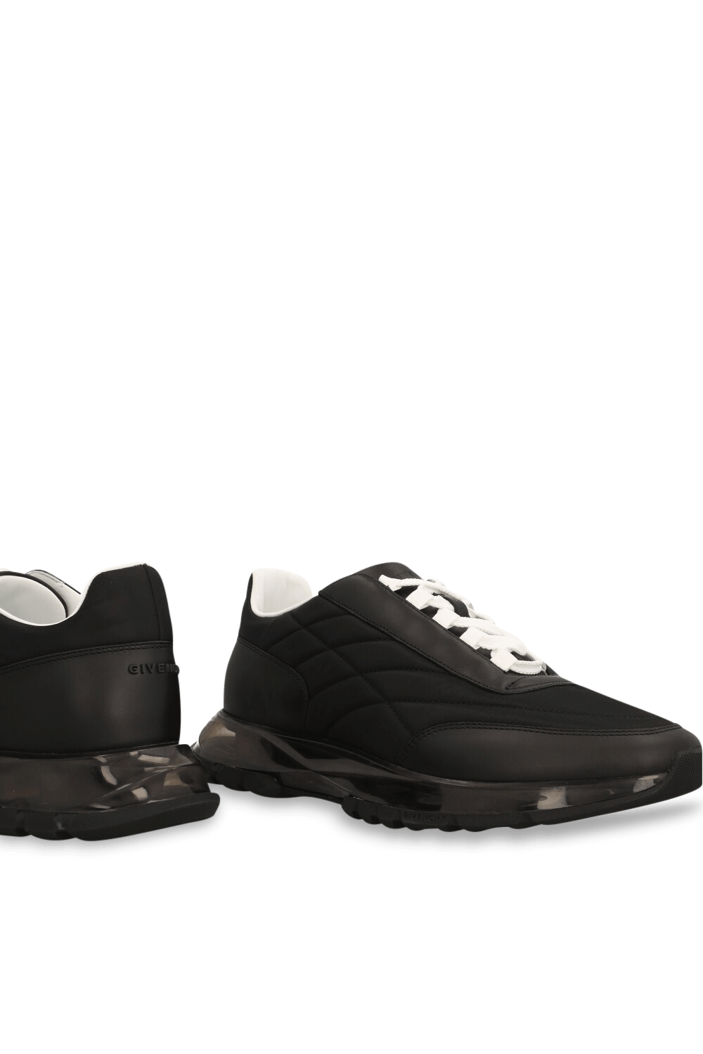 תמונת תקריב של נעלי סניקרס