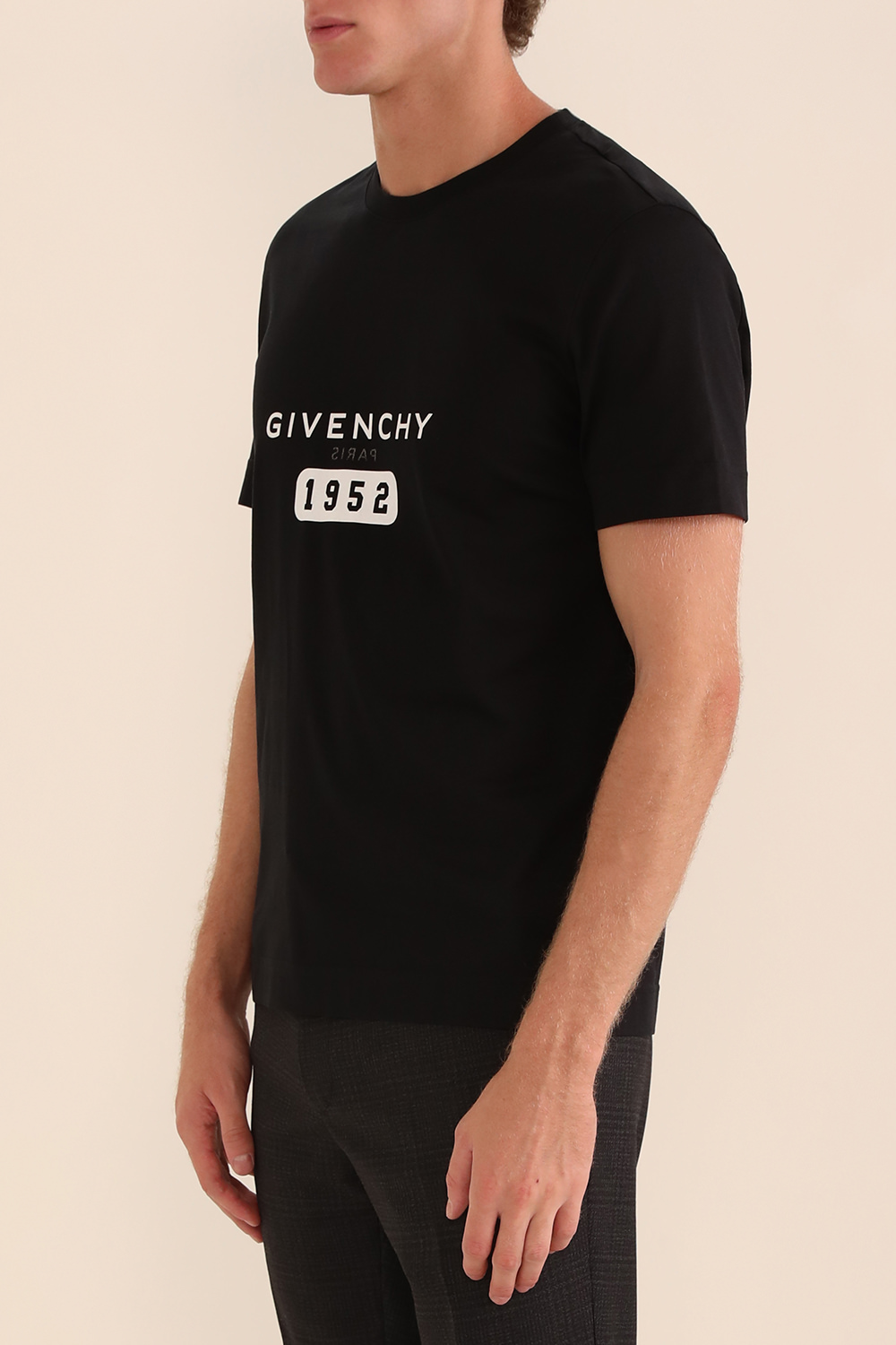 תמונת דוגמן קידמית של חולצת לוגו סלים