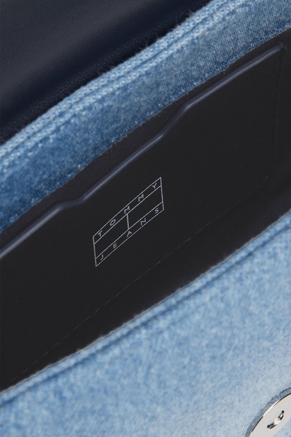 תמונת תקריב של תיק קרוסבודי