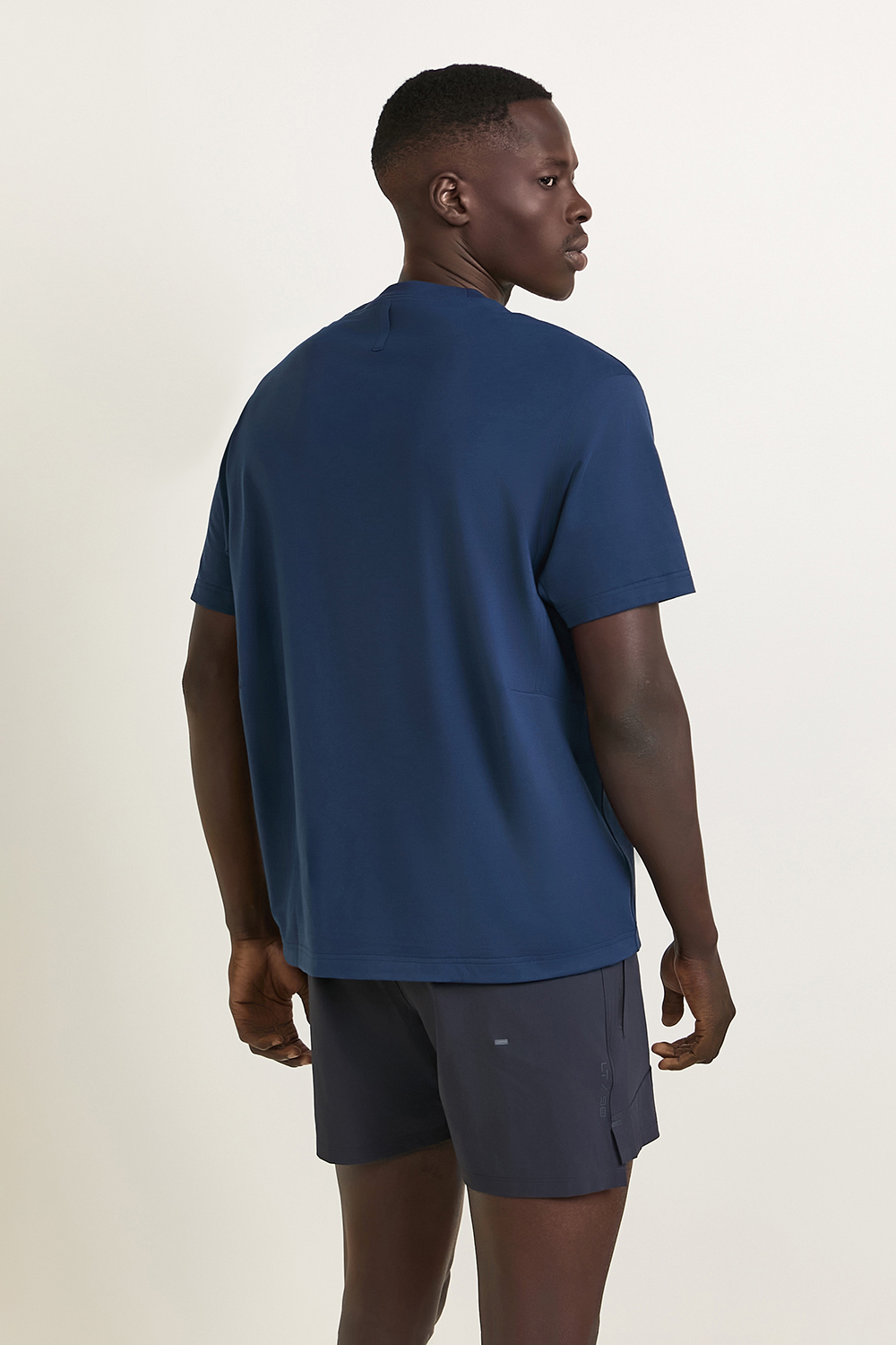 תמונת דוגמן אחורית של Relaxed-Fit Train Short-Sleeve