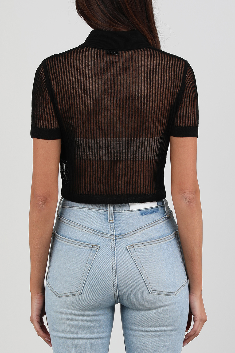 תמונת דוגמן אחורית של חולצת פולו קרופ שחורה עם שרוולים קצרים מפשתן ומשי