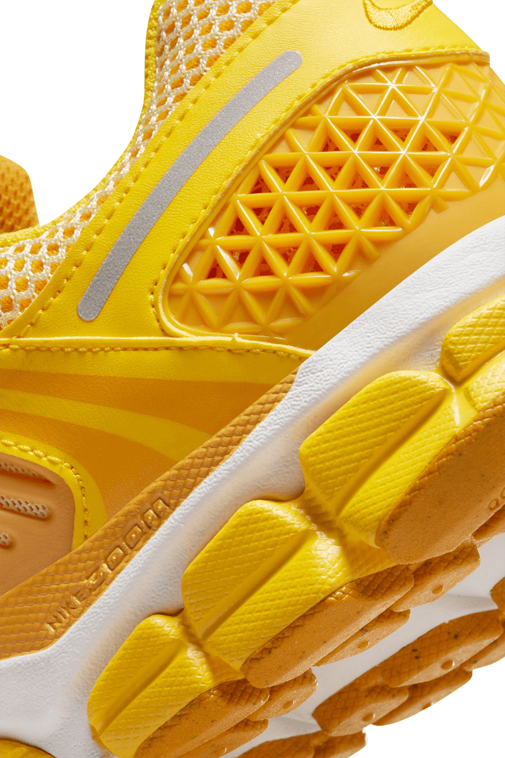 תמונת תקריב של נעלי סניקרס זום וומרו 5 פרימיום