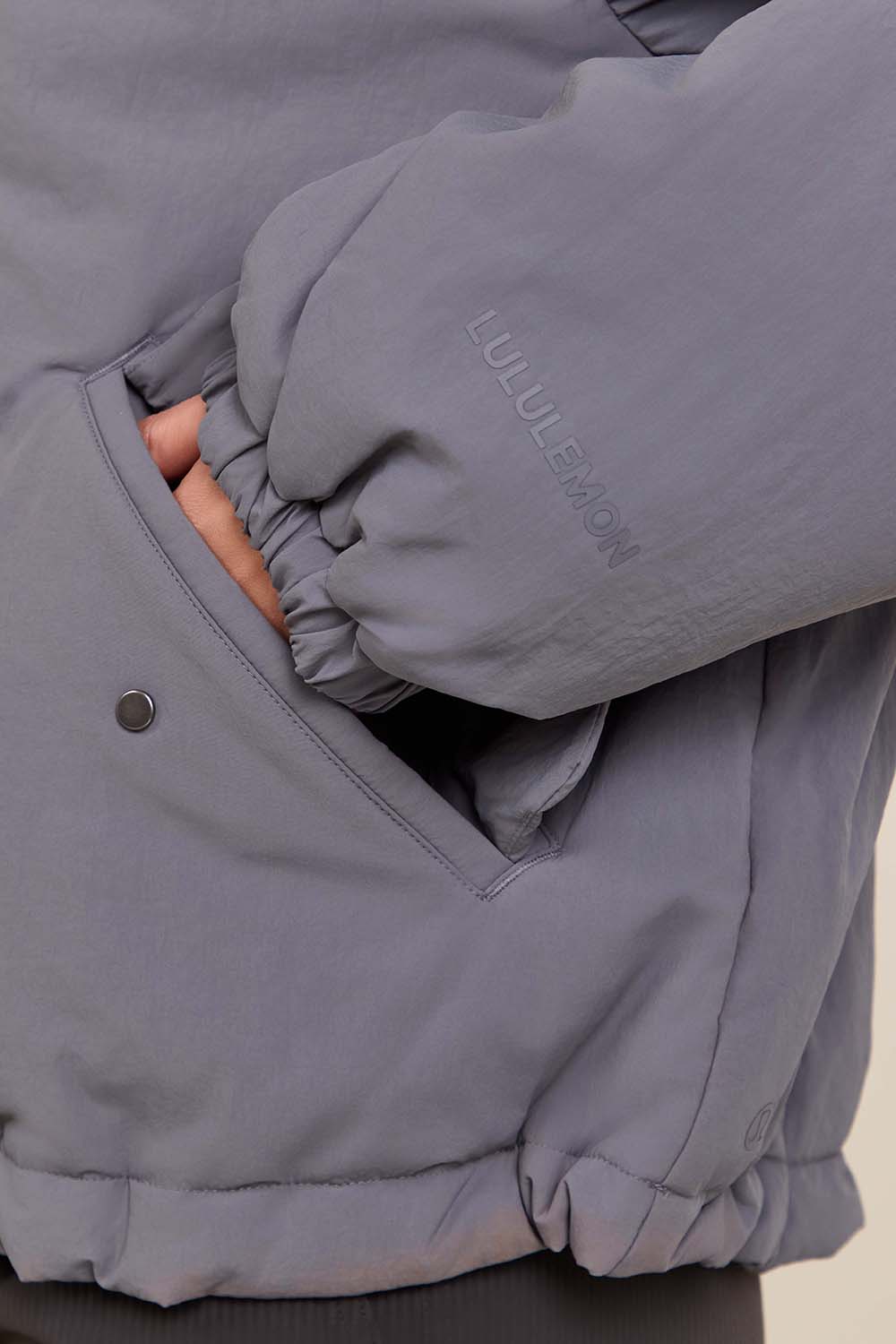 תמונת תקריב דוגמן של Insulated Oversized Collared Jacket