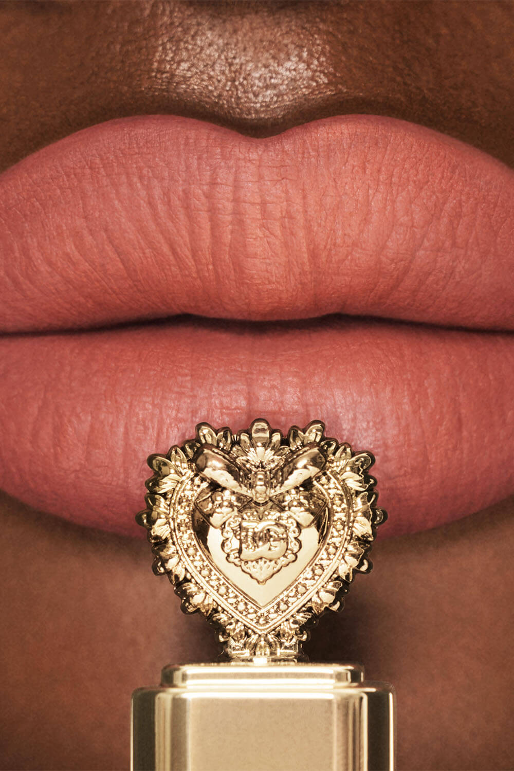 תמונת פנים של שפתון נוזלי אברקיס - גוון רספקט 105