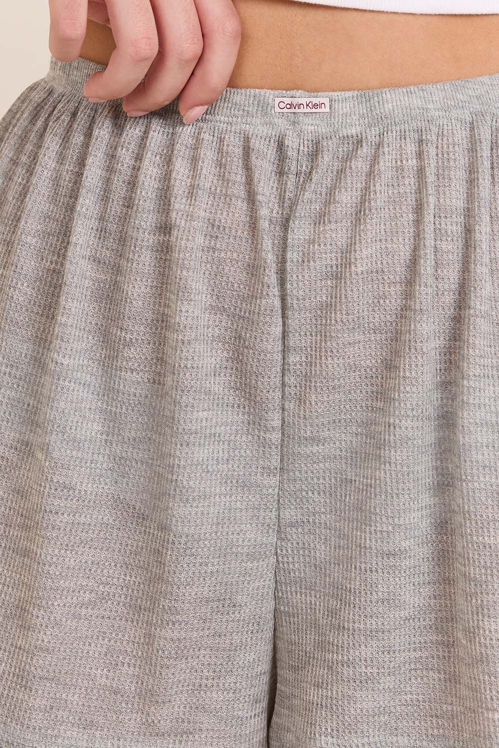 תמונת תקריב דוגמן של מכנסי פיג'מה קצרים