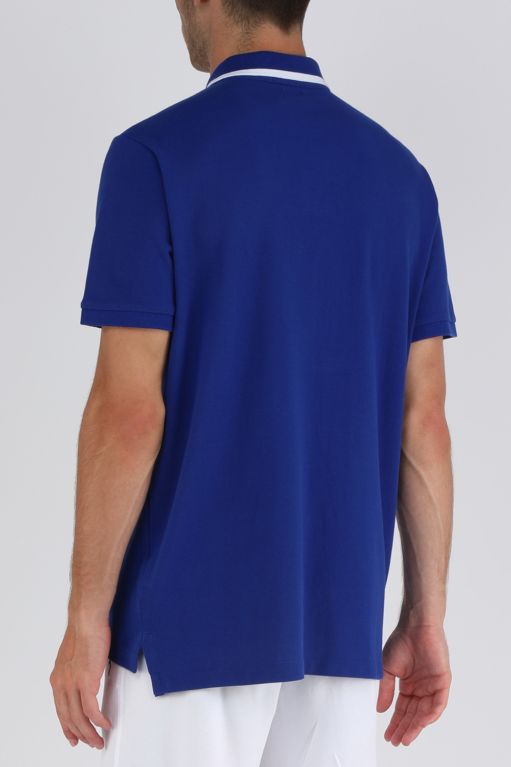 תמונת דוגמן אחורית של חולצת פולו כחולה עם דובי רקום
