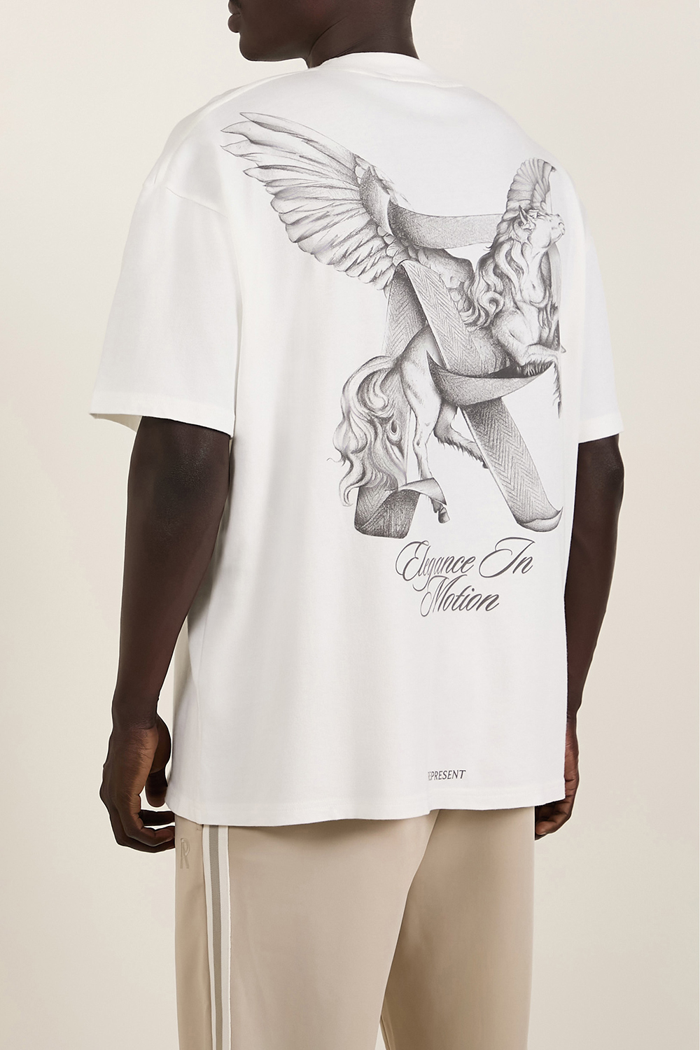 תמונת תקריב דוגמן של חולצת טי אוברסייז עם הדפס בגב