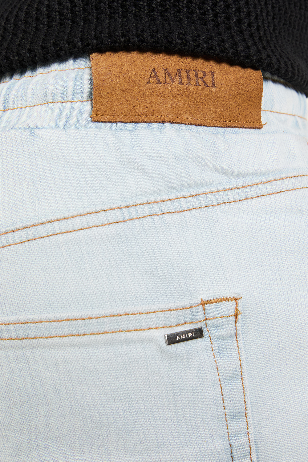 תמונת תקריב דוגמן של מכנסי ג'ינס קצרים