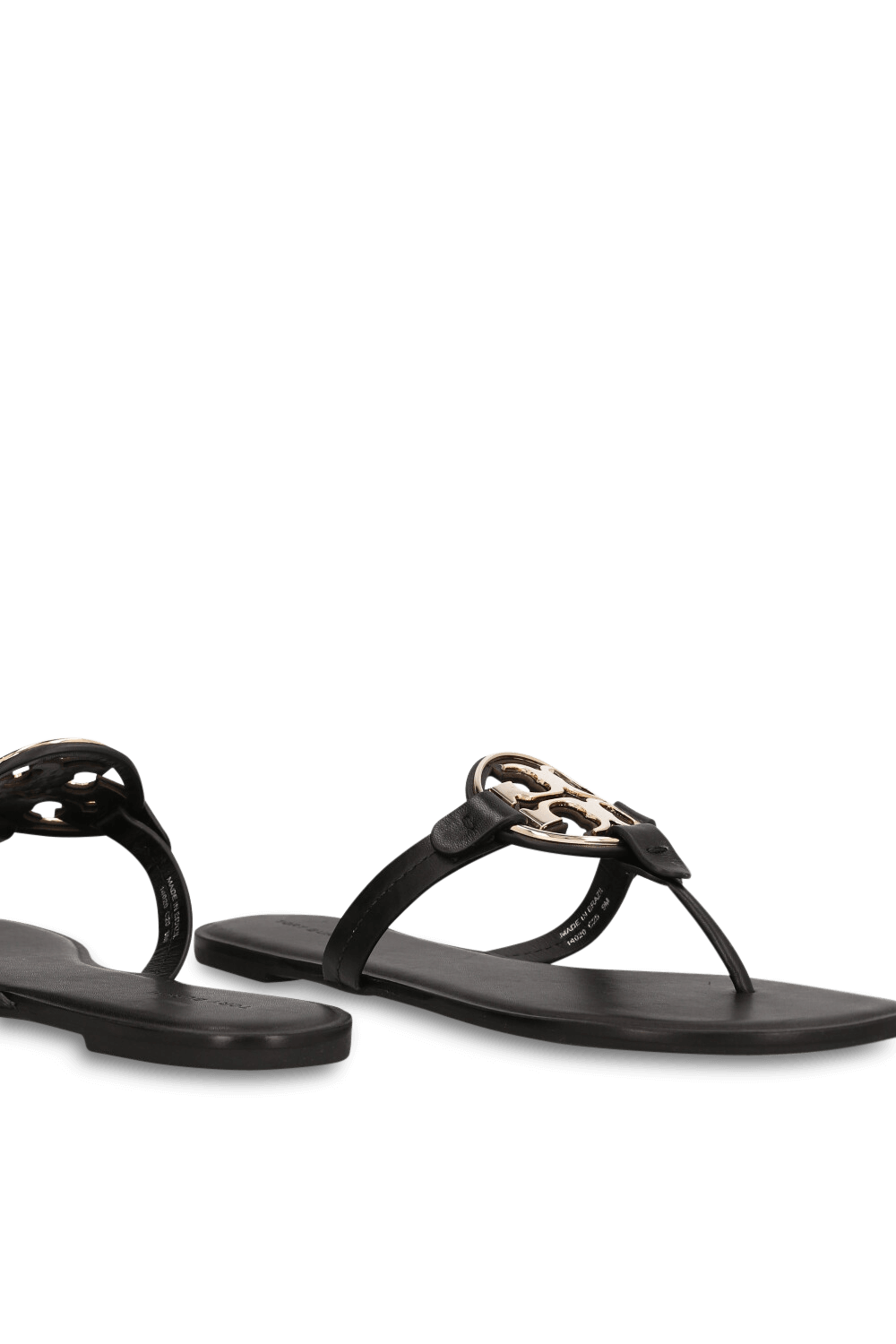 תמונת תקריב של סנדלי מילר מעור מטאלי