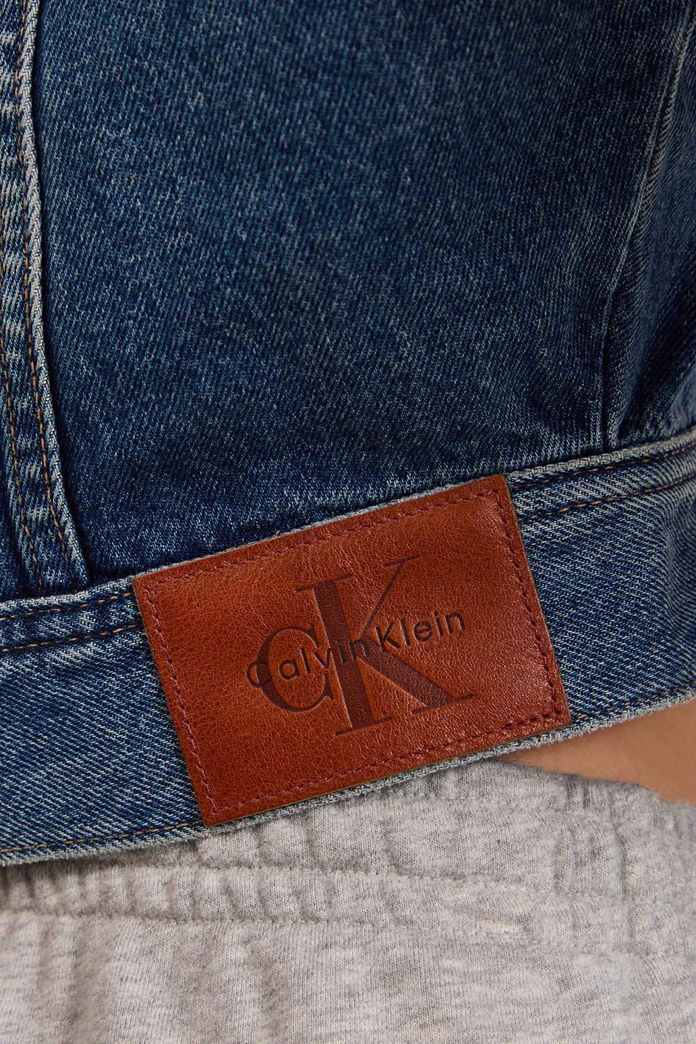 תמונת תקריב דוגמן של ז'קט ג'ינס קרופ