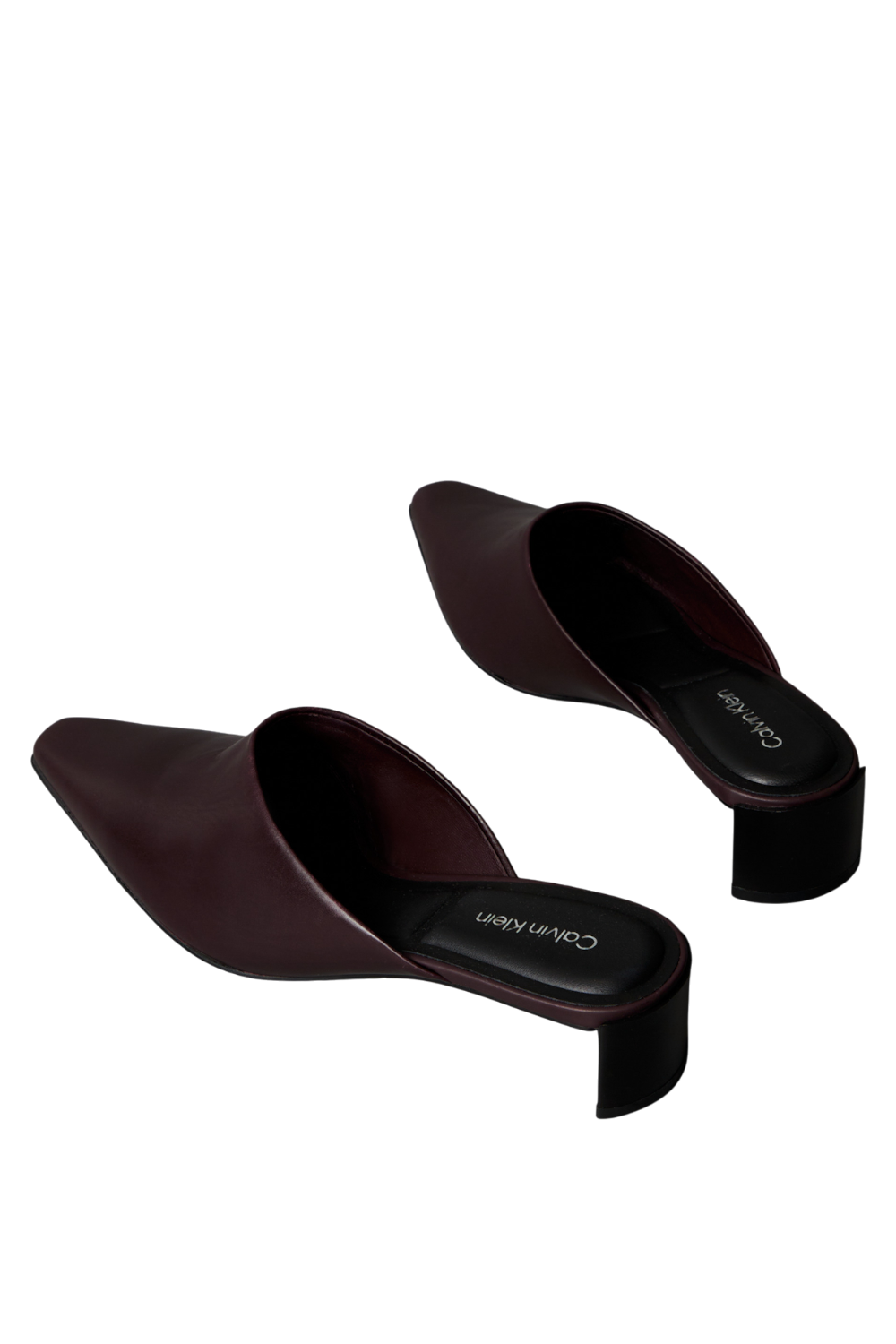 תמונת תקריב של נעלי עקב קטן מיולס