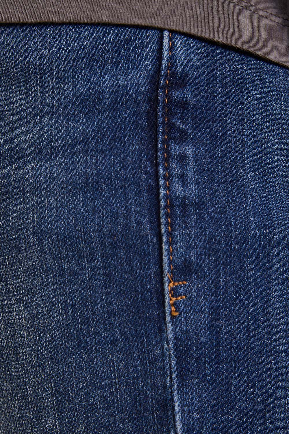 תמונת תקריב דוגמן של מכנסי ג'ינס בגזרת סלים