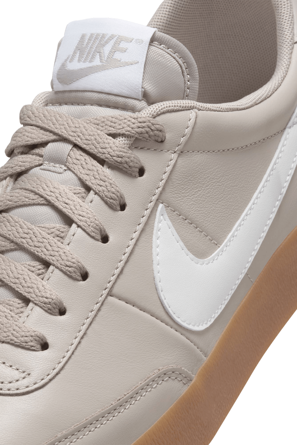 תמונת תקריב של נעלי סניקרס