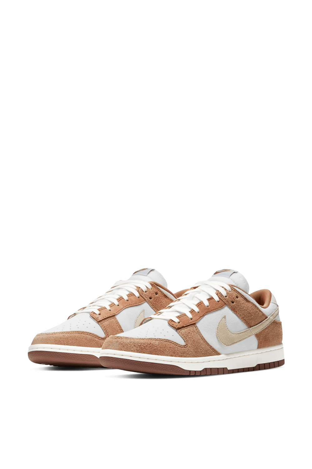 תמונת תקריב של נעלי סניקרס דאנק פרימיום