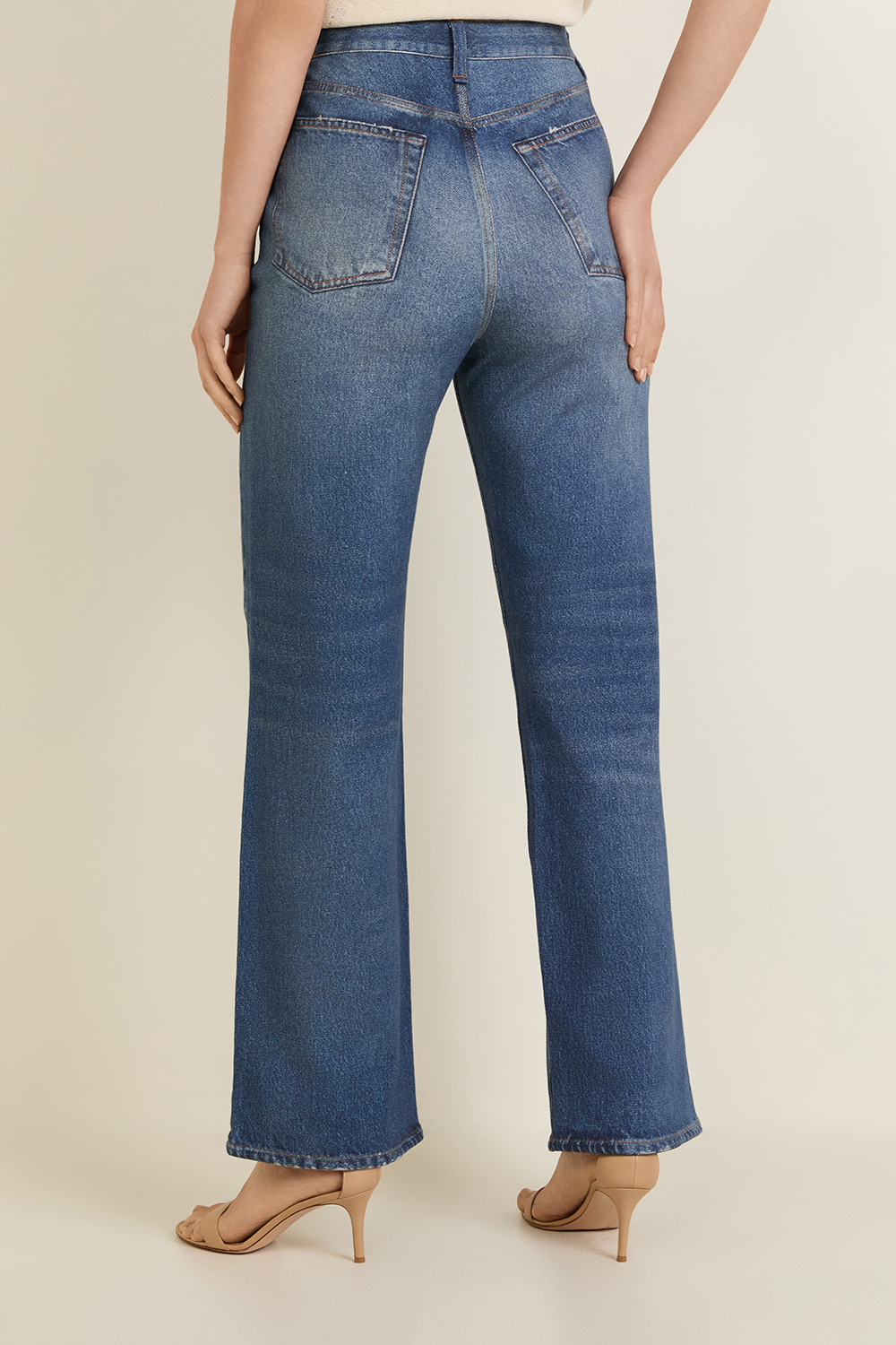 תמונת דוגמן אחורית של מכנסיים דמויי ג'ינס בגזרה ישרה