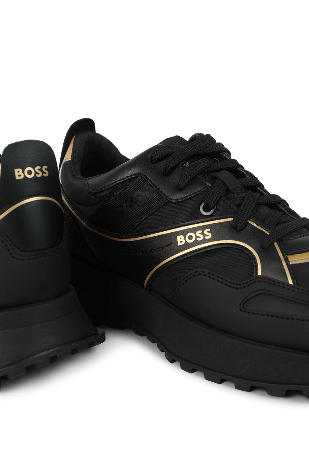 תמונת תקריב של סניקרס ג'ונה עם לוגו