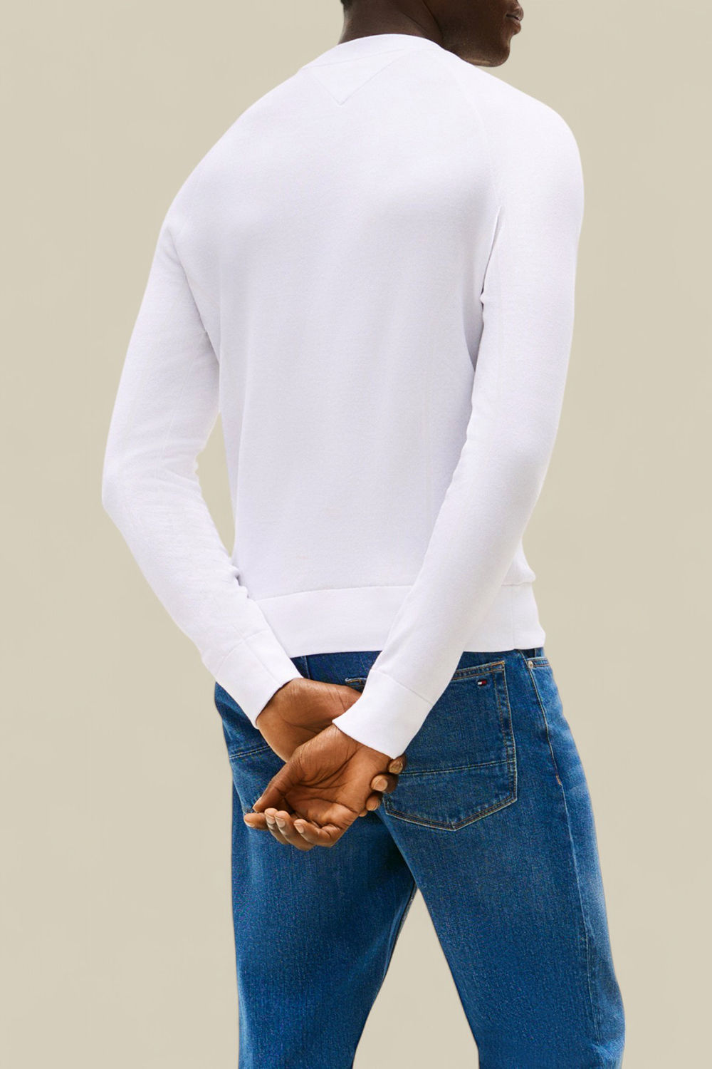 תמונת דוגמן אחורית של טומי הילפיגר X סרט פורמולה 1 חולצת גולף