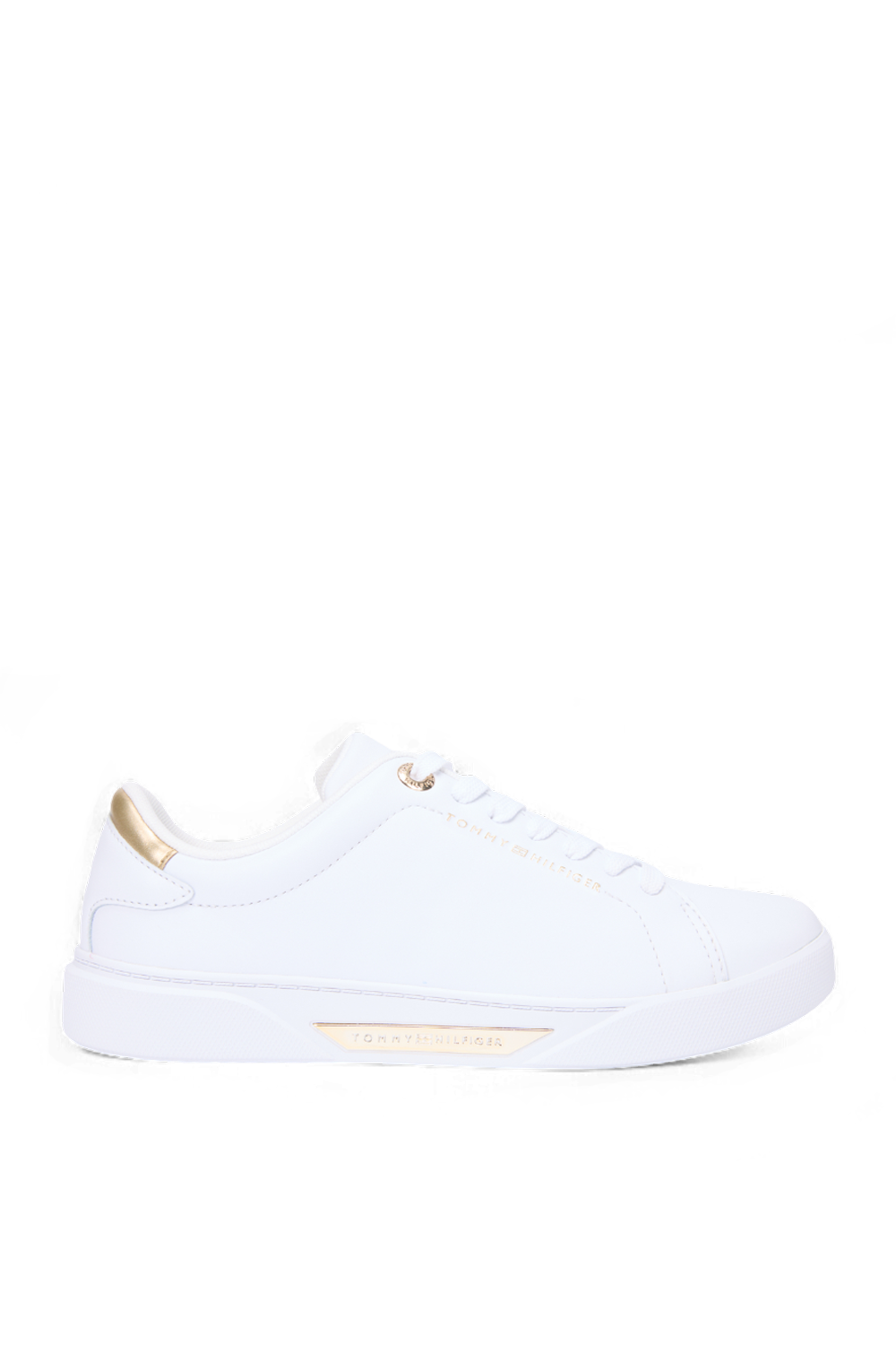 תמונה קידמית של נעלי סניקרס קורט