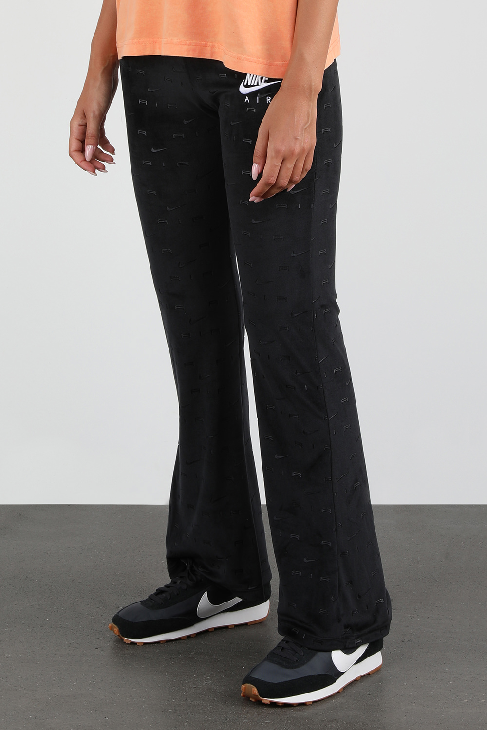 תמונת דוגמן קידמית של מכנסי נייק אייר לוגומאניים מקטיפה