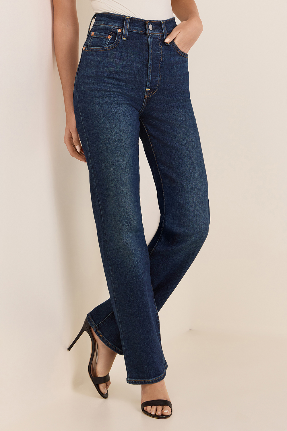 תמונת דוגמן קידמית של מכנסי ג'ינס בגזרה ישרה