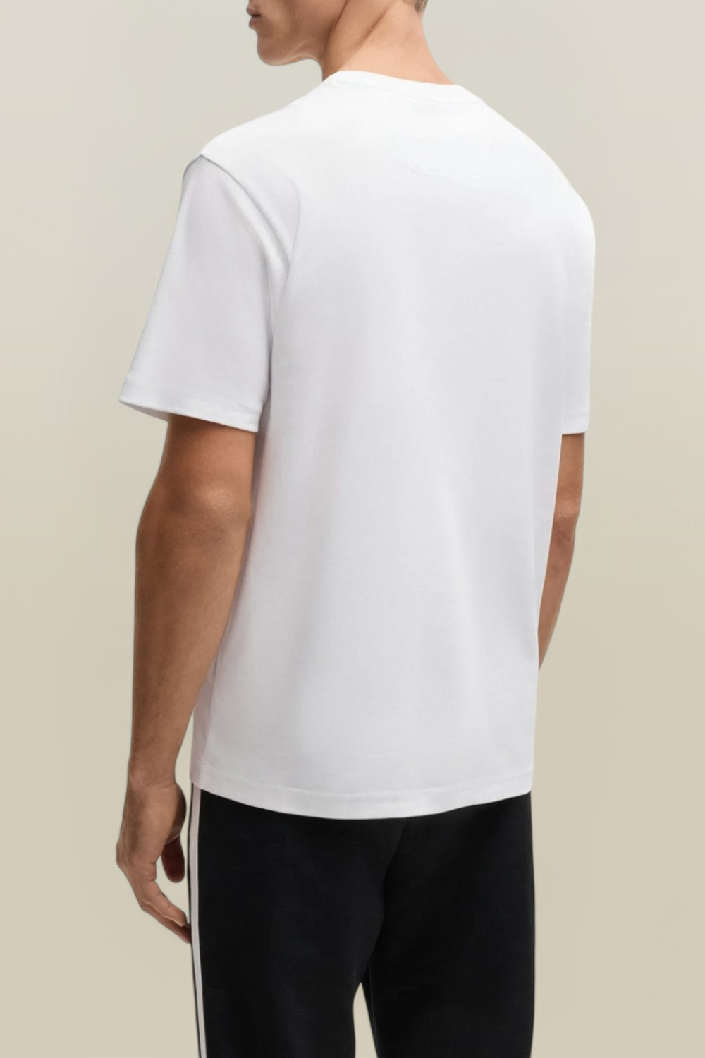 תמונת דוגמן אחורית של חולצת טי