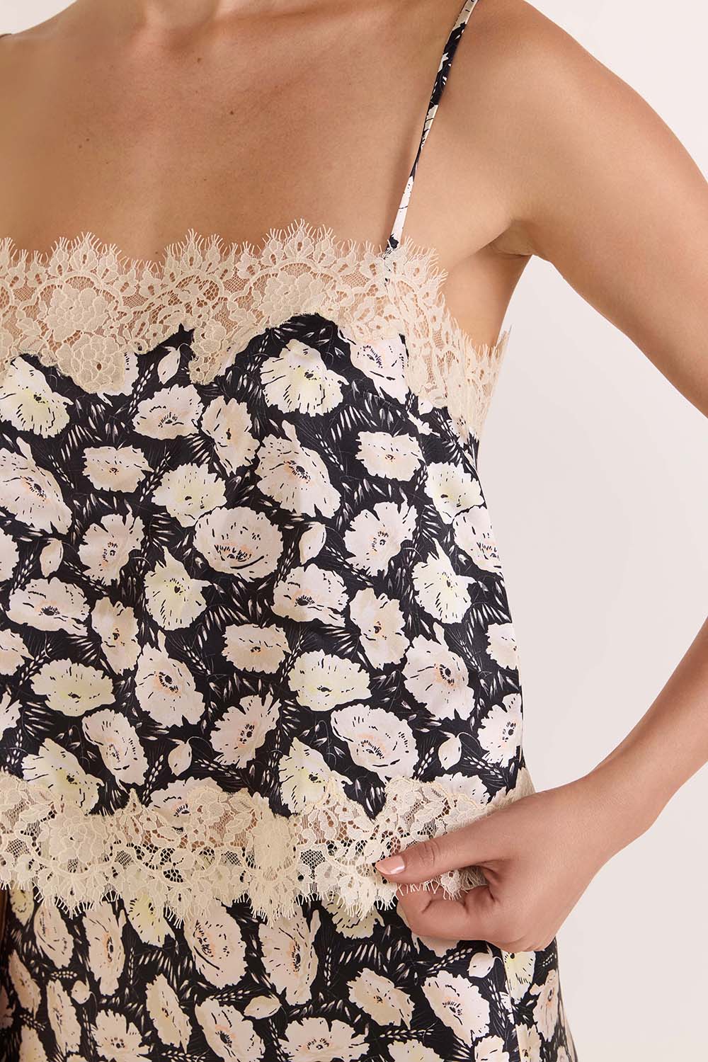 תמונת תקריב דוגמן של טופ סאטן