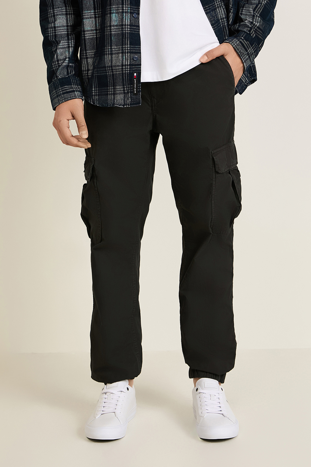 תמונת דוגמן קידמית של מכנסי קרגו