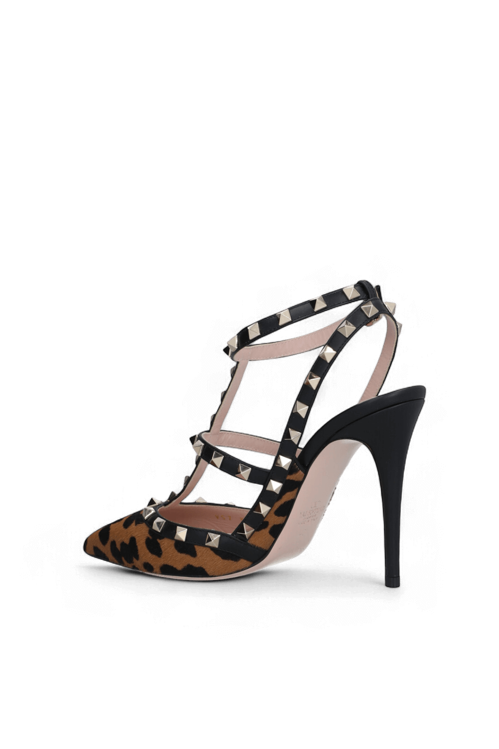 תמונה אחורית של נעלי עקב מנומרות