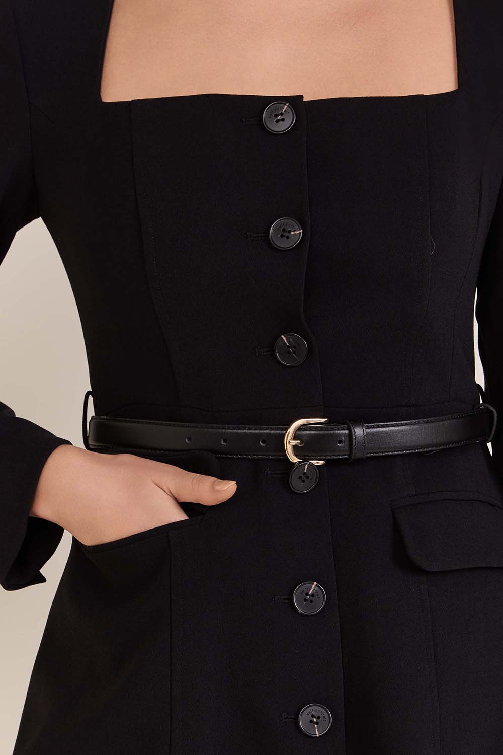 תמונת תקריב דוגמן של אוברול מחוייט