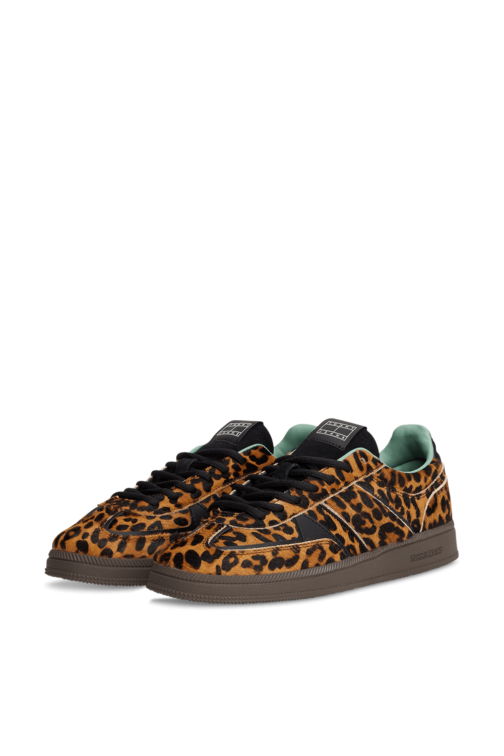 תמונת פנים של נעלי סניקרס מנומרות