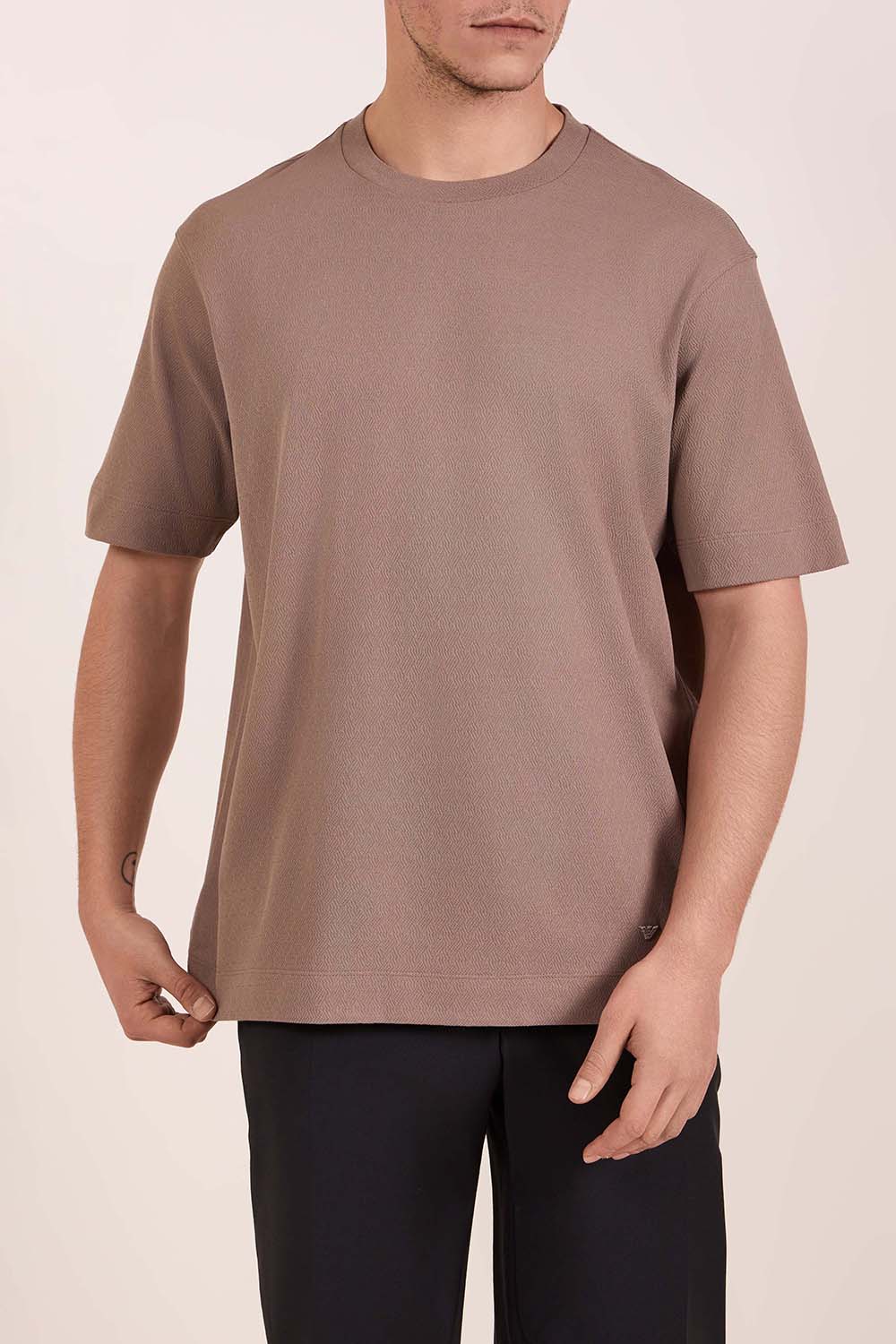 תמונת דוגמן קידמית של חולצת טי