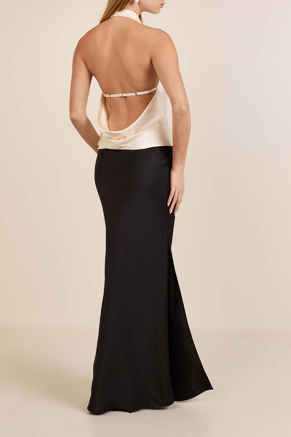 תמונת דוגמן אחורית של שמלת הולטר