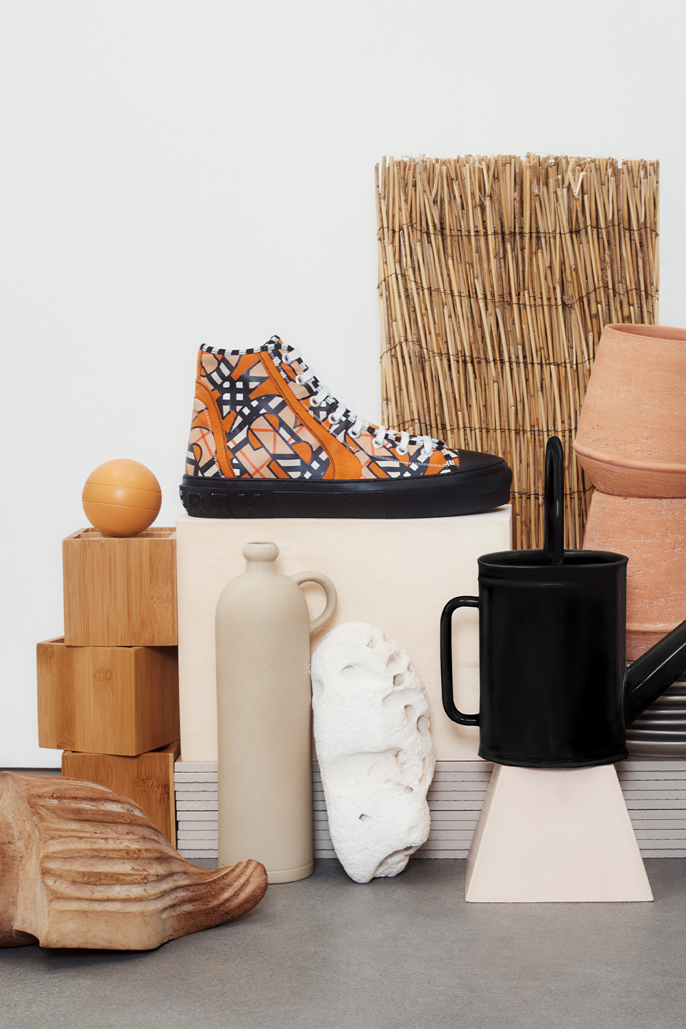 תמונת אווירה של סניקרס ברכיסה גבוהה עם פרינט מונוגרמי