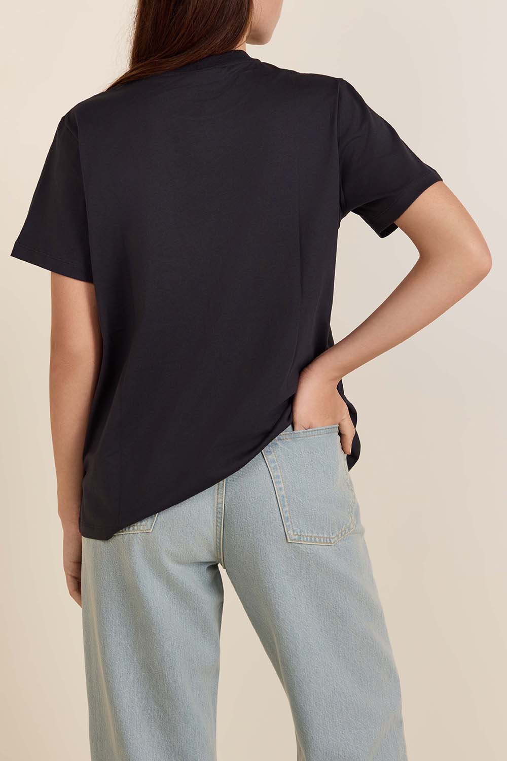 תמונת דוגמן אחורית של חולצת טי