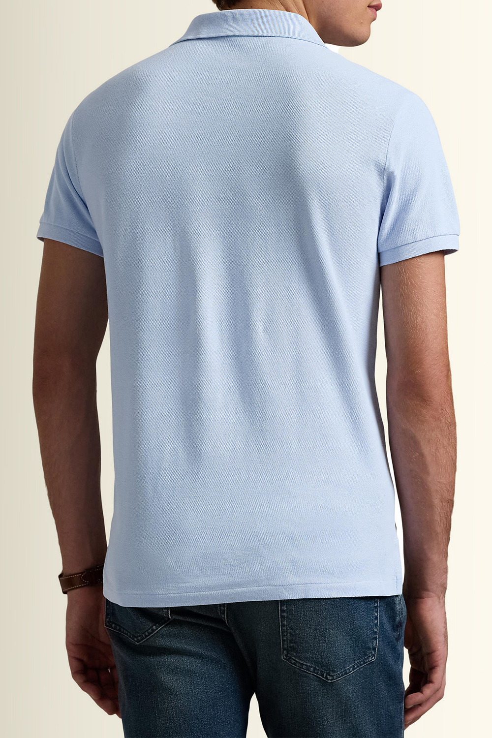 תמונת דוגמן אחורית של חולצת פולו קצרה