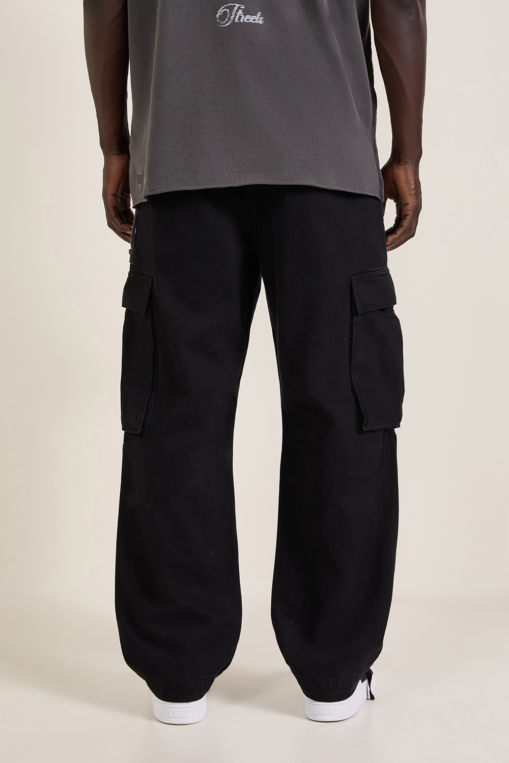 תמונת תקריב דוגמן של מכנסי קרגו