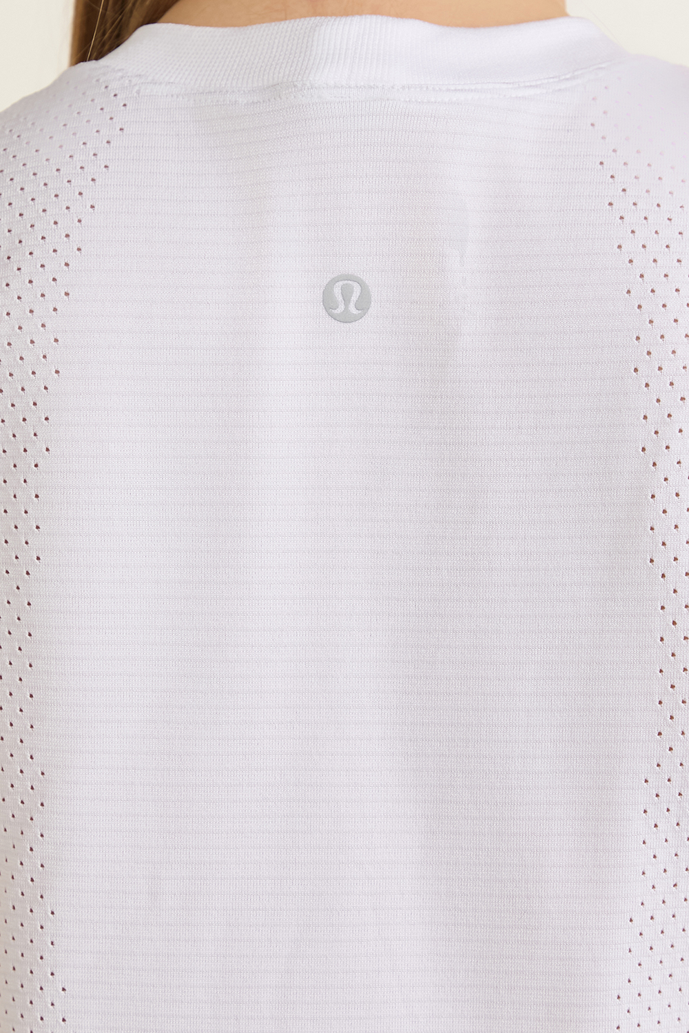 תמונת תקריב דוגמן של Swiftly High-Low Cropped Tank Top