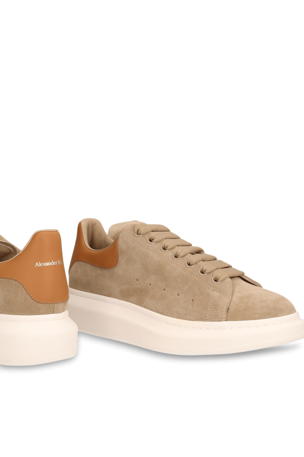 תמונת תקריב של נעלי סניקרס אוברסייז