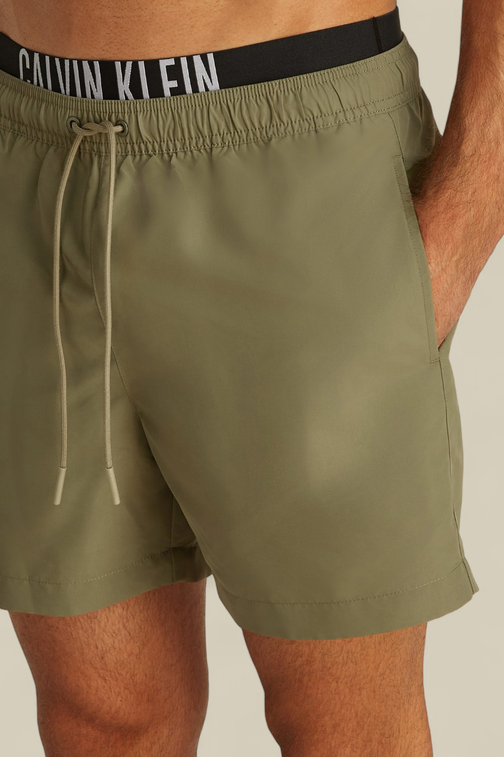 תמונת תקריב דוגמן של מכנסי בגד ים