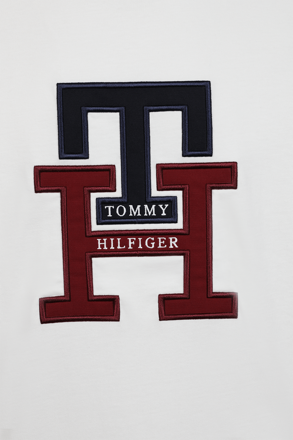 תמונה אחורית של חולצת טי ארוכה עם לוגו מונוגרם