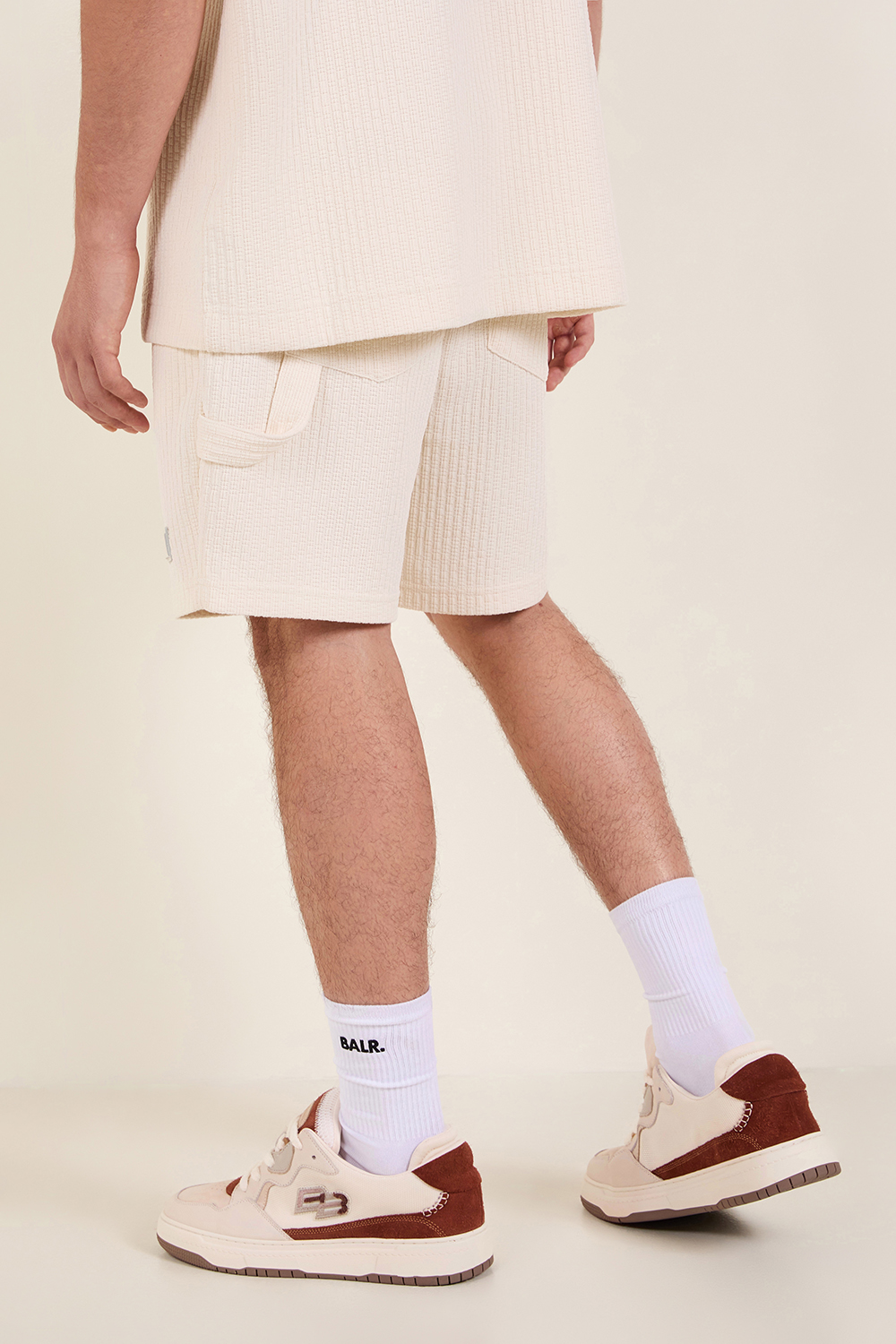 סט מכנסיים קצרים וחולצת טי